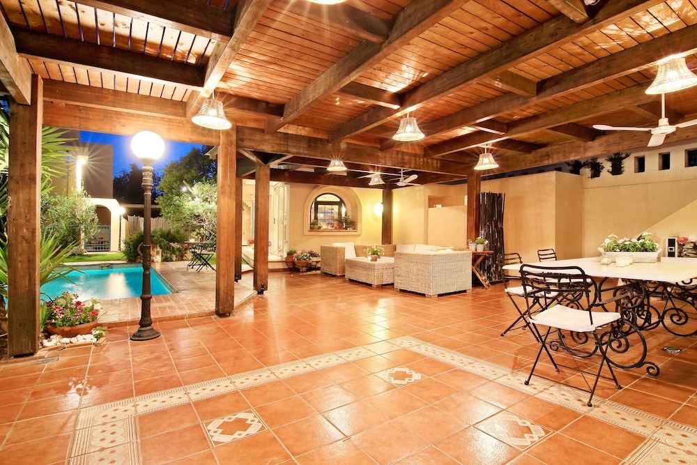 Oasis Pool House 12/50