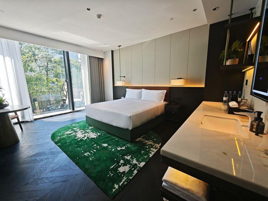 Elegant, Queen Bed