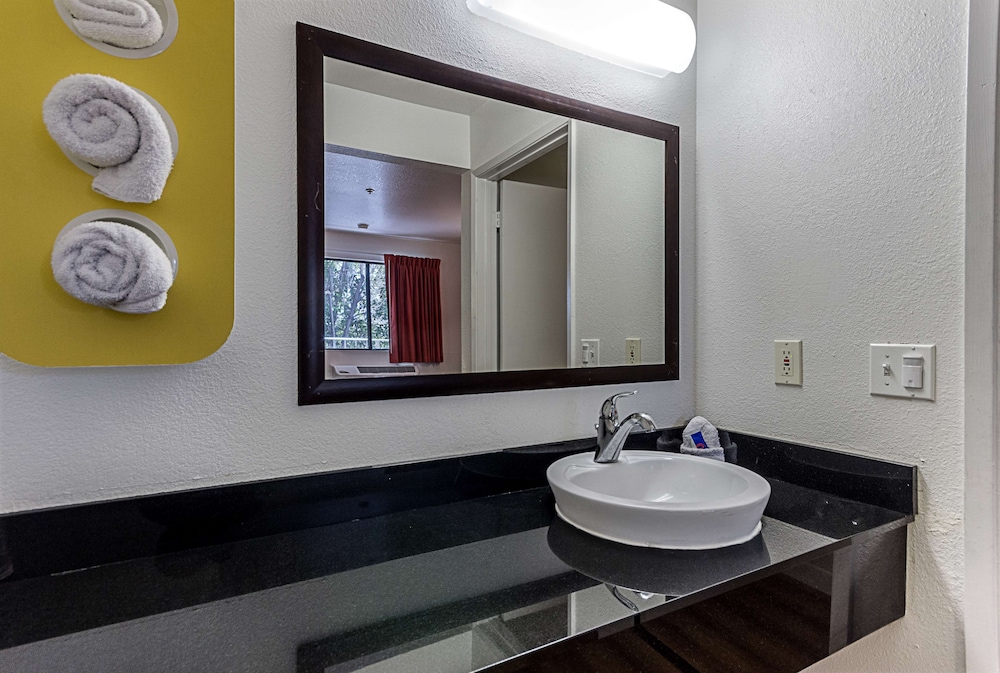 Motel6 Fresno, CA 48/51