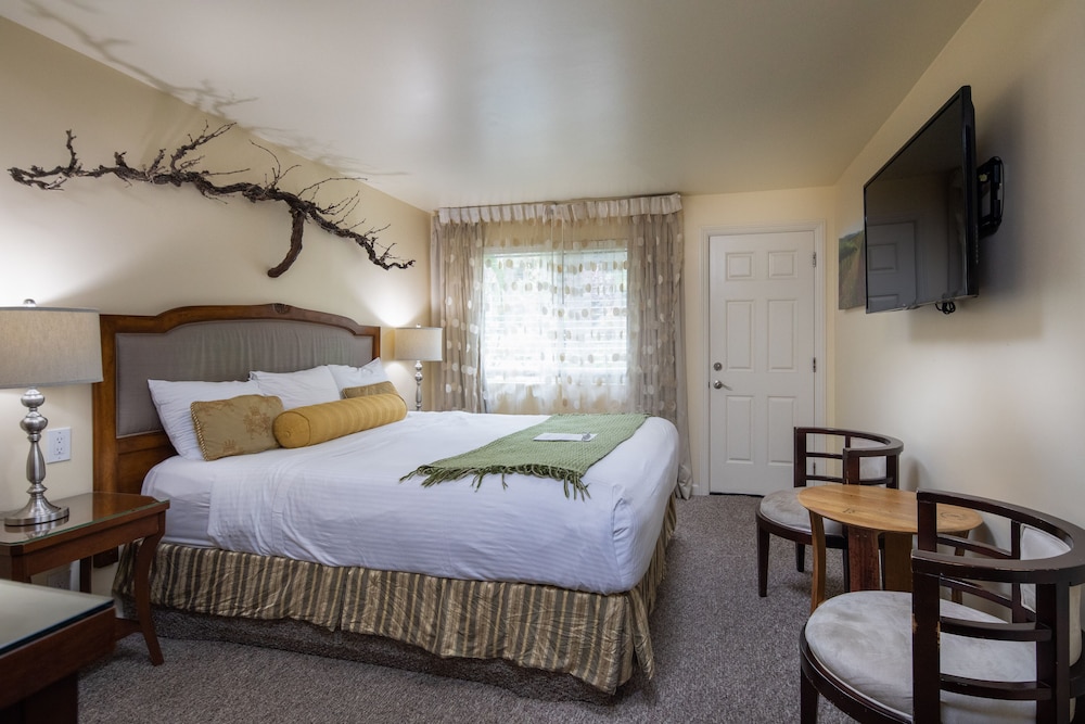 Vendange Carmel Inn and Suites 22/55