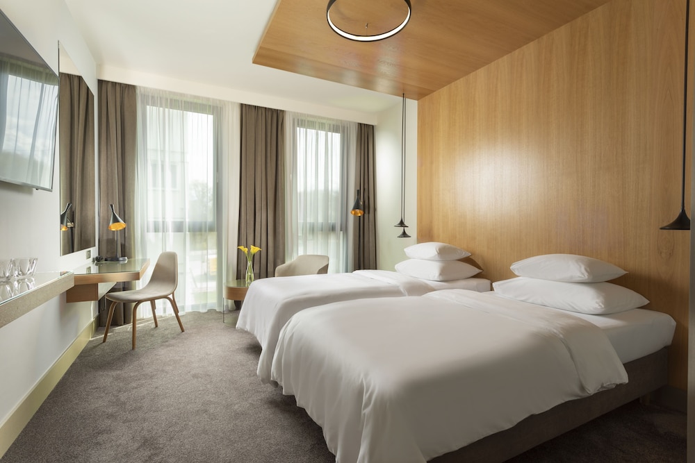 Deluxe, Queen Bed, Private Garden