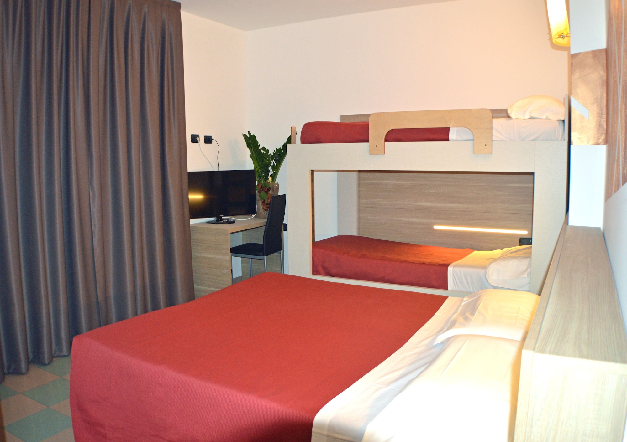 ROOM, QUADRUPLE