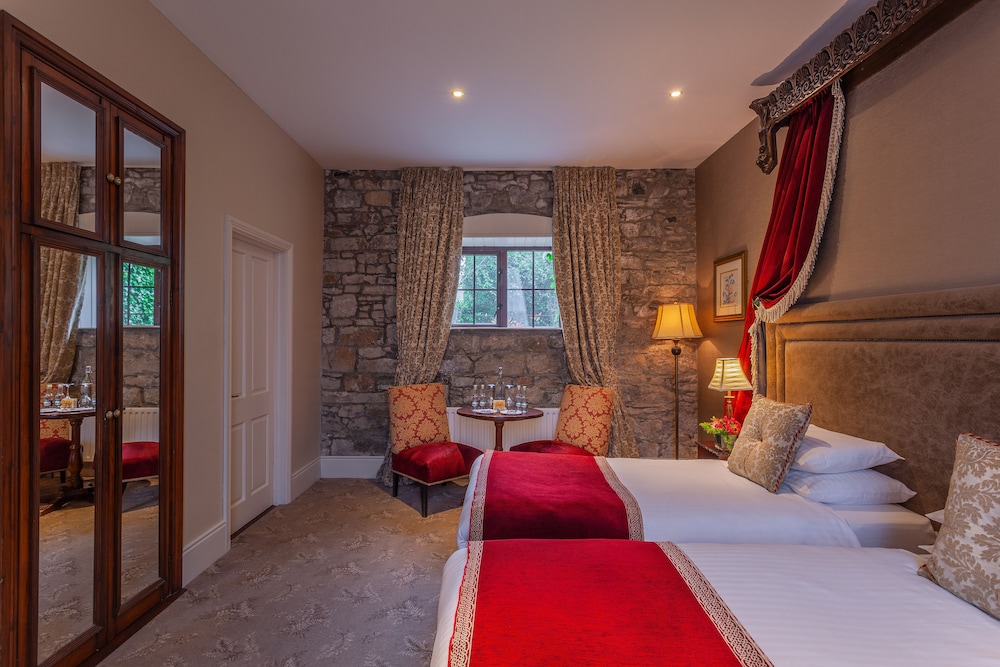 Courtyard, Twin Beds