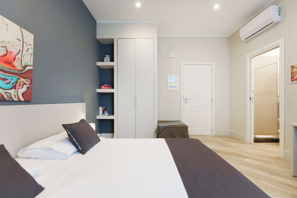 TOWER, SUPERIOR, QUEEN BED