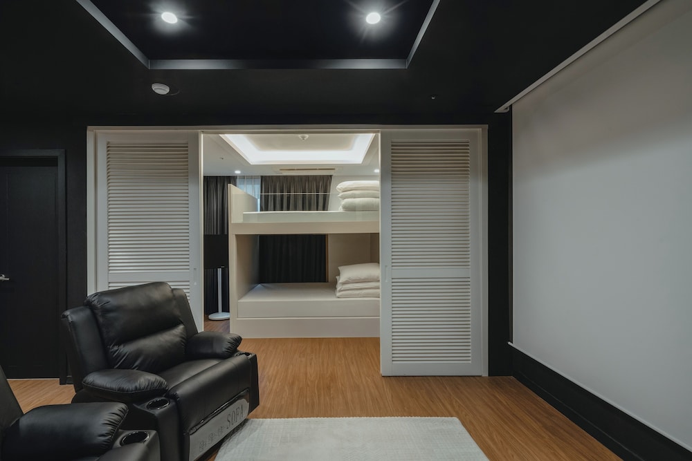 BUNKER, CINEMA, SUITE