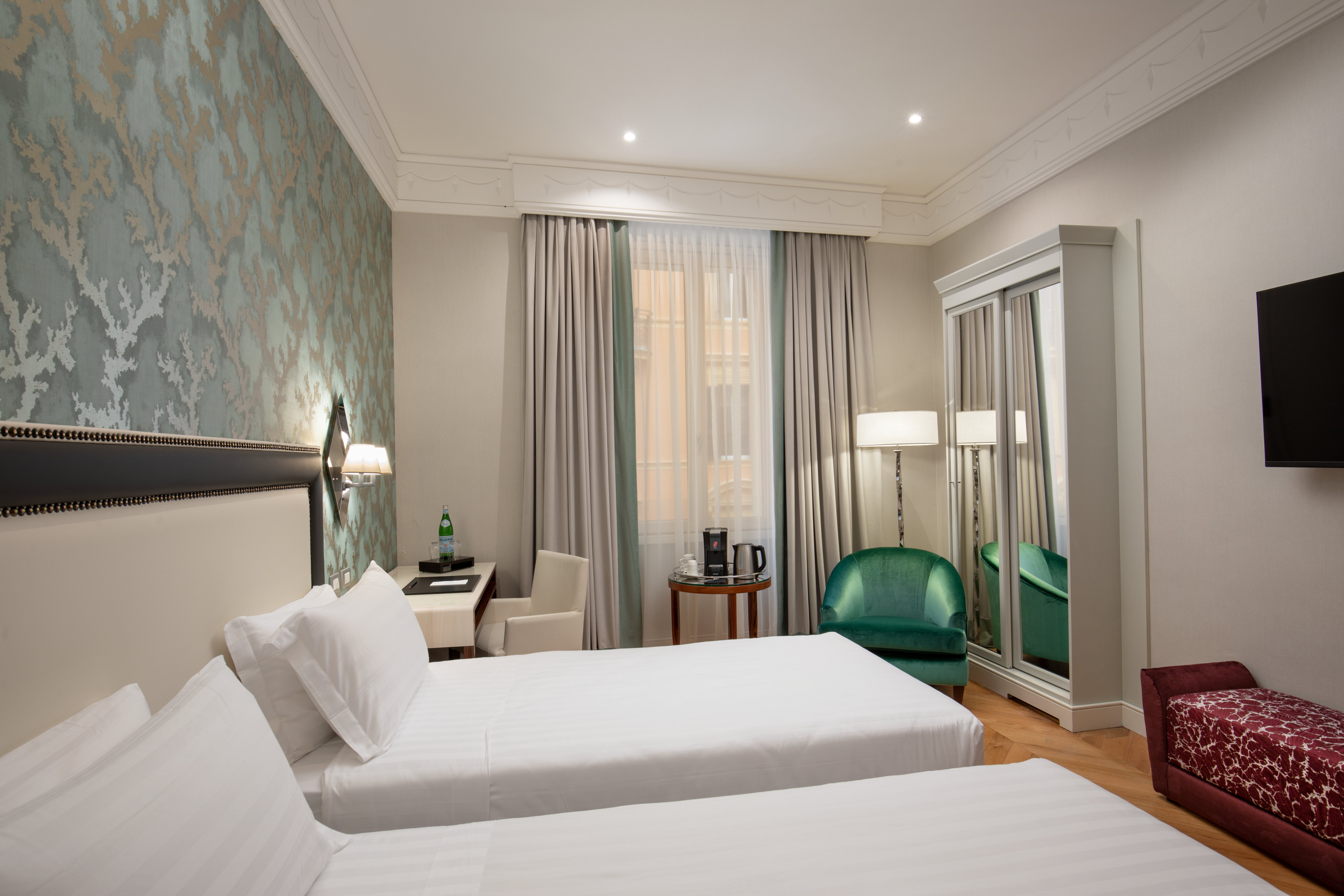 DELUXE, DOUBLE OR TWIN BED