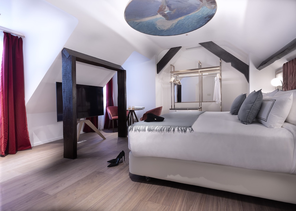 Grand, Suite, King Bed