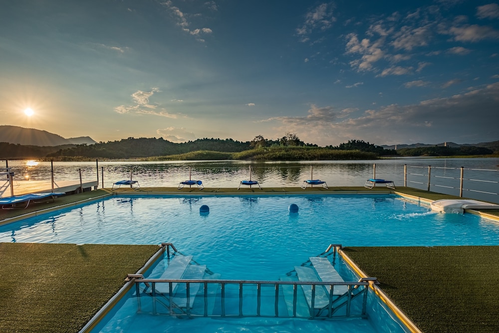 SANCTUARY NAM NGUM BEACH RESORT in VANG VIENG