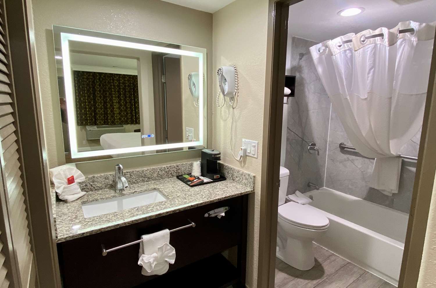Room, King Bed, Ground Floor, SureStay Hotel by Best Western Santa Cruz 5/6