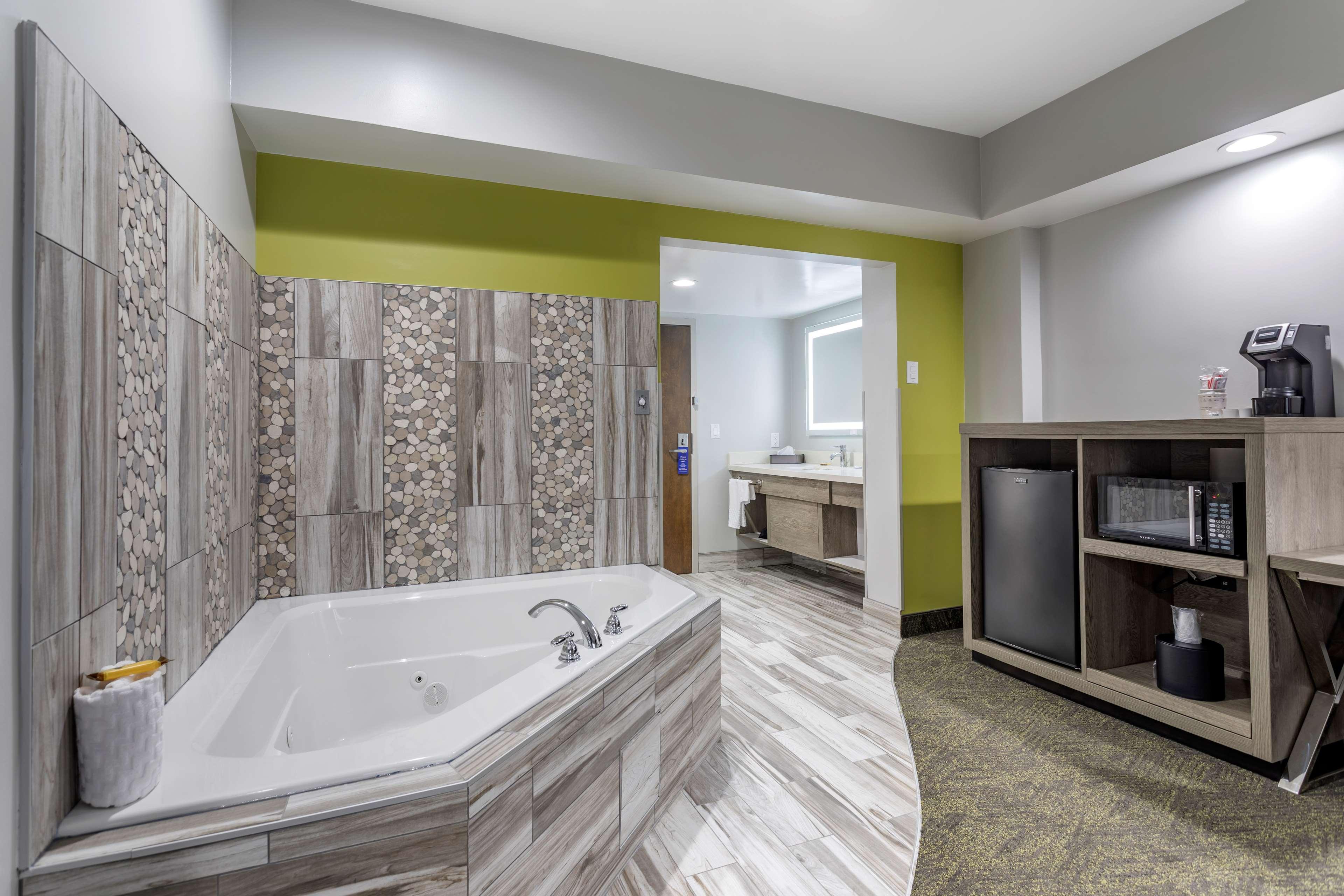 جناح بسرير كينج بشرفة بحوض جاكوزي، Best Western Plus Apple Valley Lodge Pigeon Forge 6/6