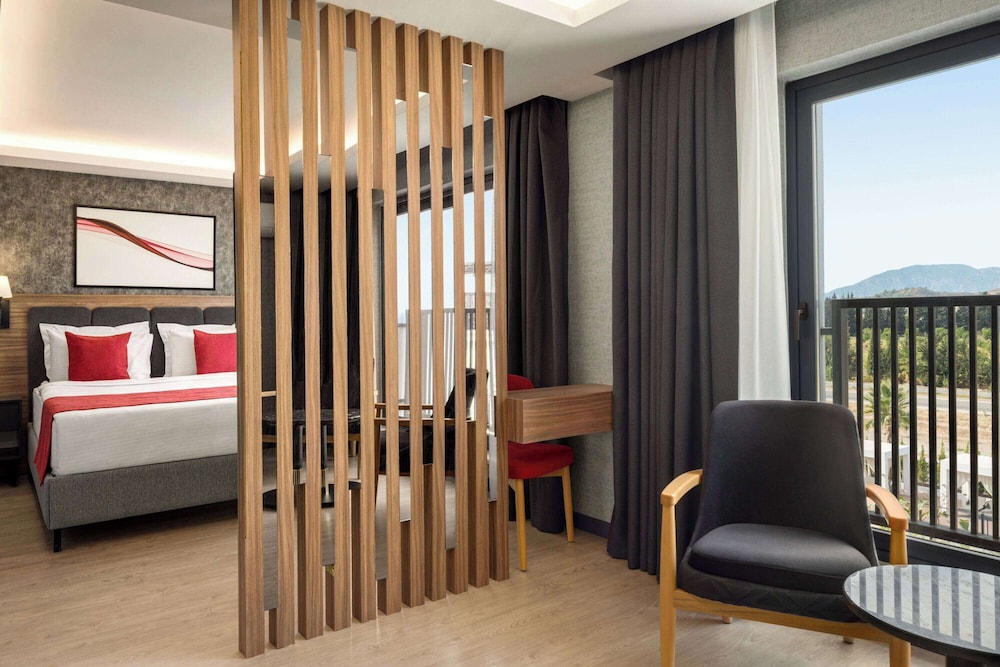 SUITE, KING BED, POOL SIDE
