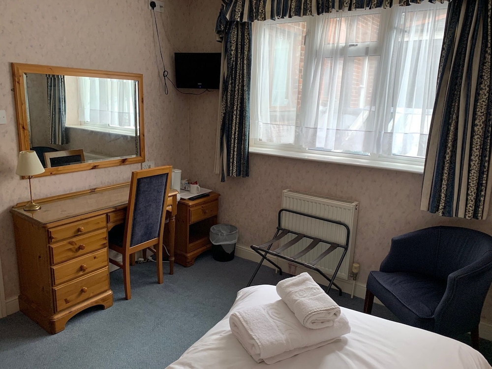 Yelf's Hotel 6/25