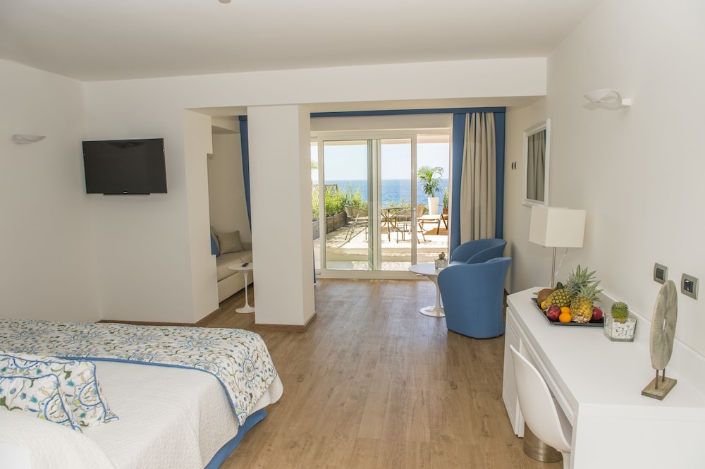 غرفة ديلوكس بسرير كينج بإطلالة على البحر بشرفة، El Faro Hotel 3/5
