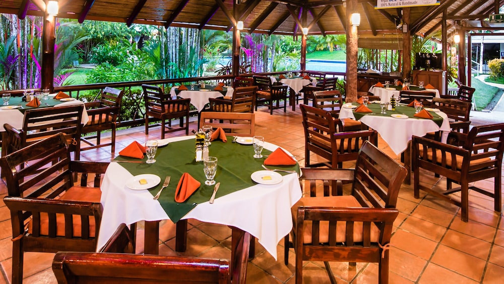 Hotel Villas Rio Mar 56/75