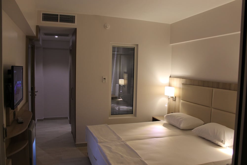 STANDARD, PARTIAL SEA VIEW