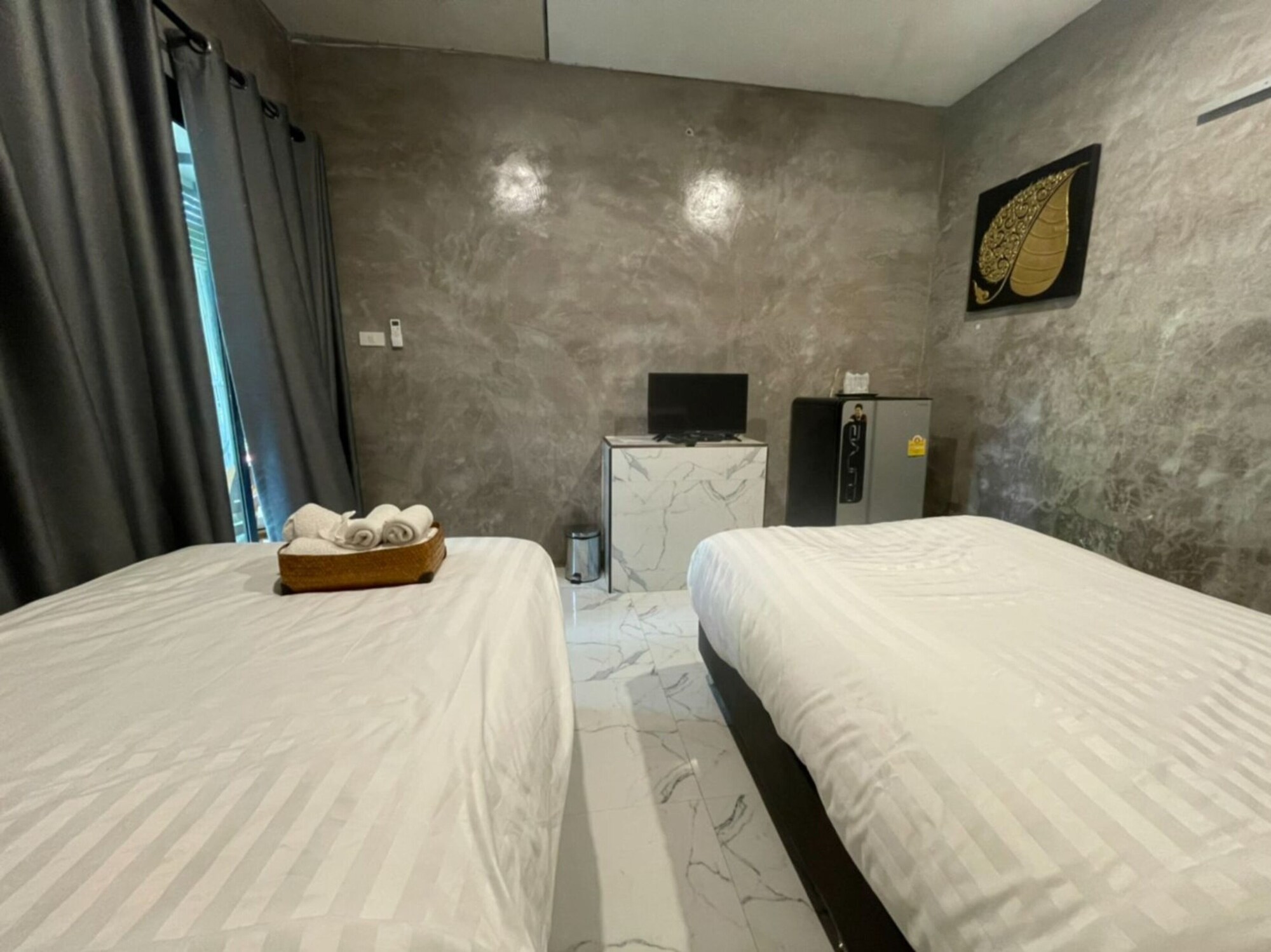LOFT, TWIN BEDS
