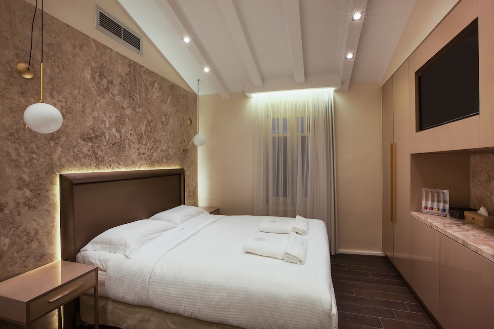 Consolato Boutique Suites 76/94