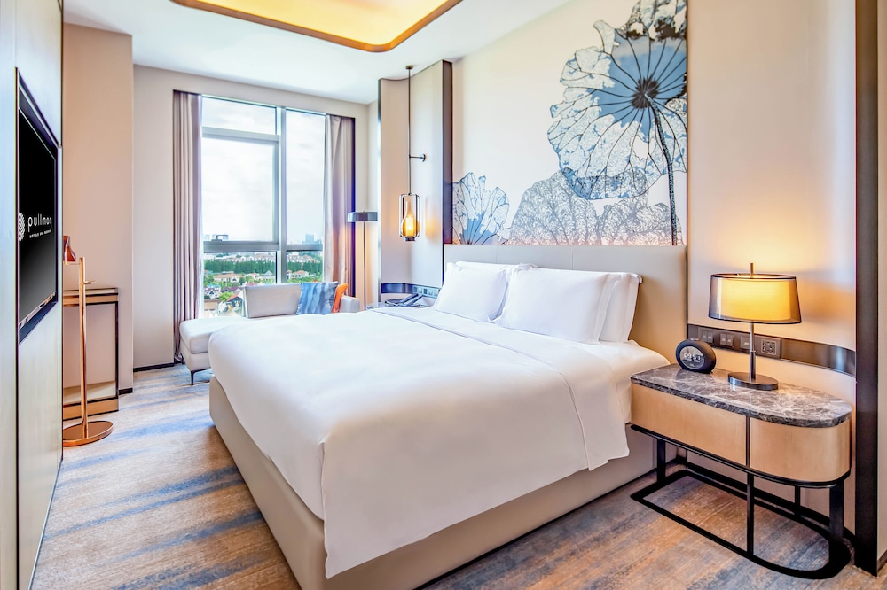 SUPERIOR, SUITE, KING BED, CITY VIEW, LOUNGE ACCESS