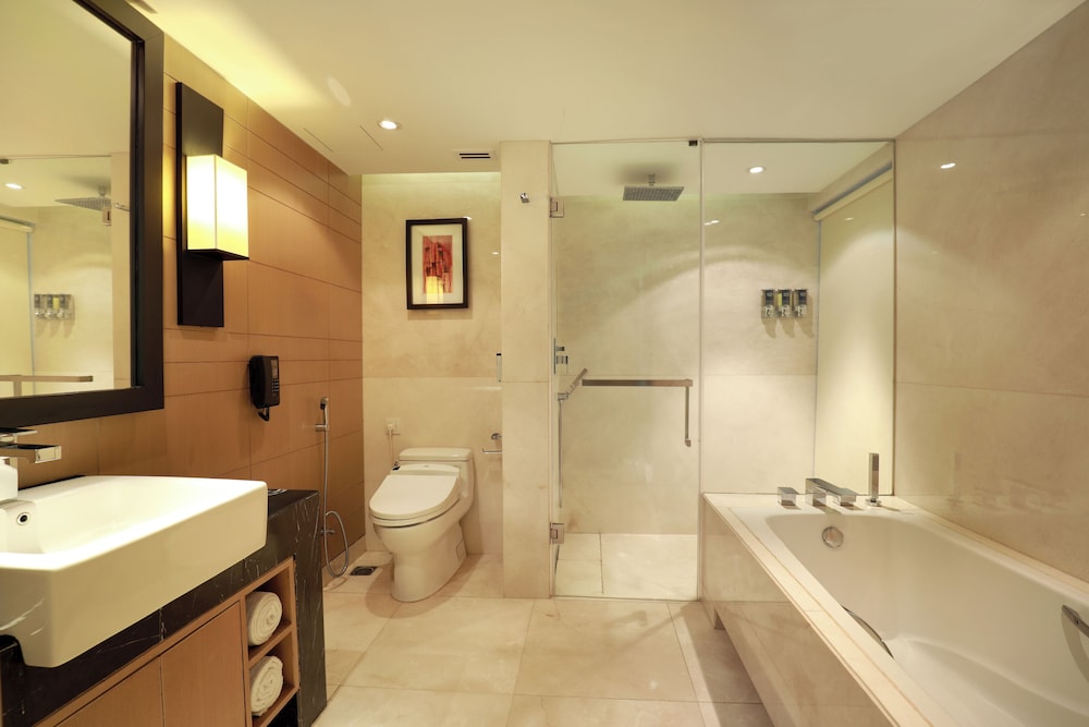Crowne Plaza Dhaka (Ex Doreen Hotel and Resorts) 56/57
