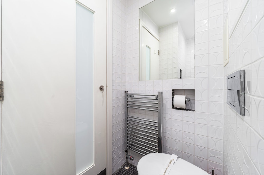 The Whitechapel Hotel 43/50