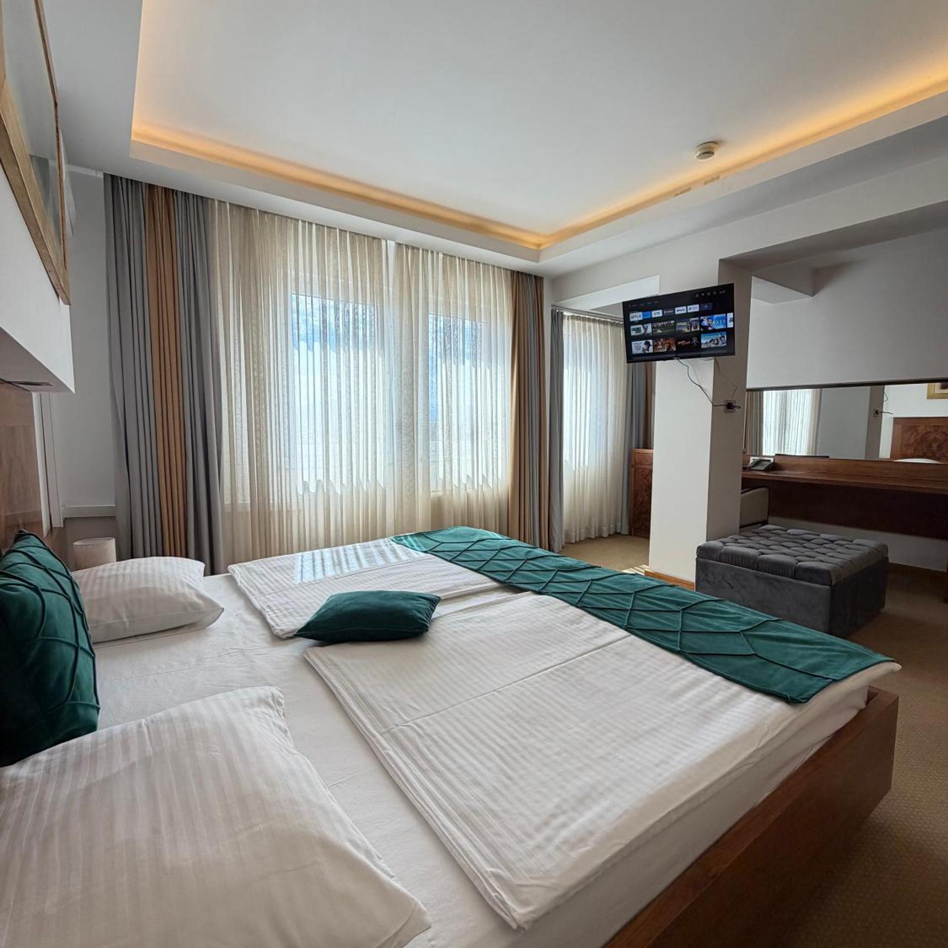 Exclusive Hotel 7/31