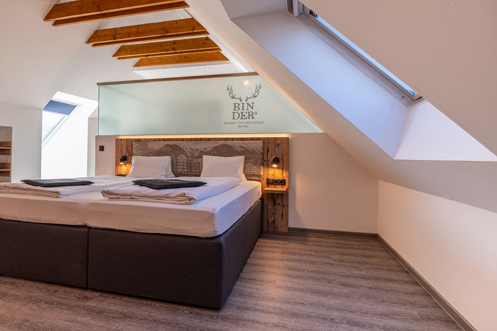 PANORAMIC, SUITE, QUEEN BED, SOFA