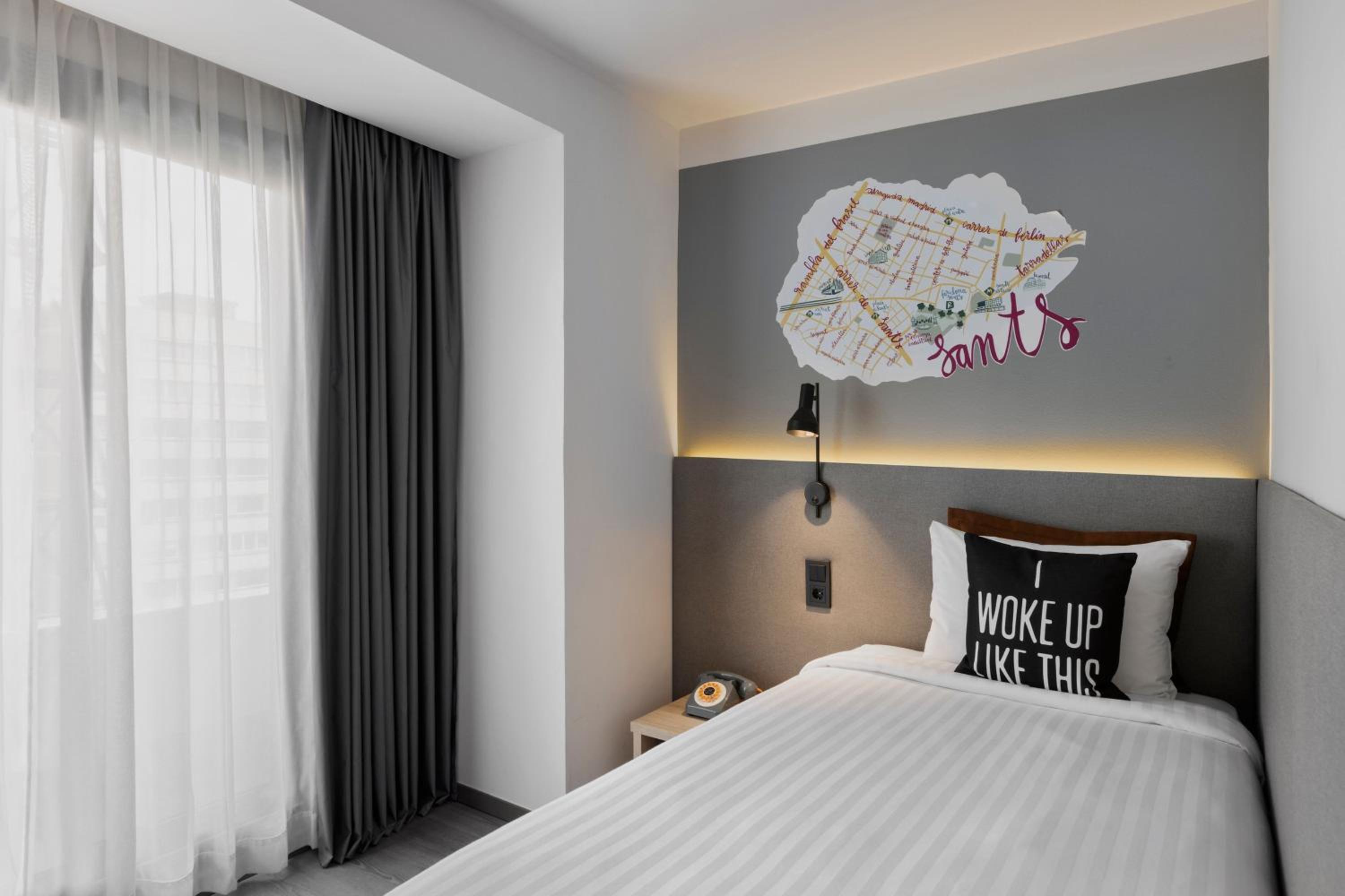 Moxy, Single, Balcony