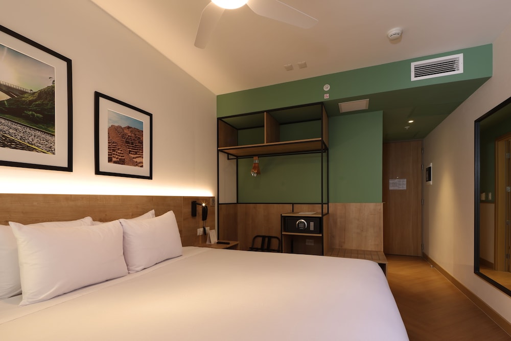 TRADITIONAL, KING BED