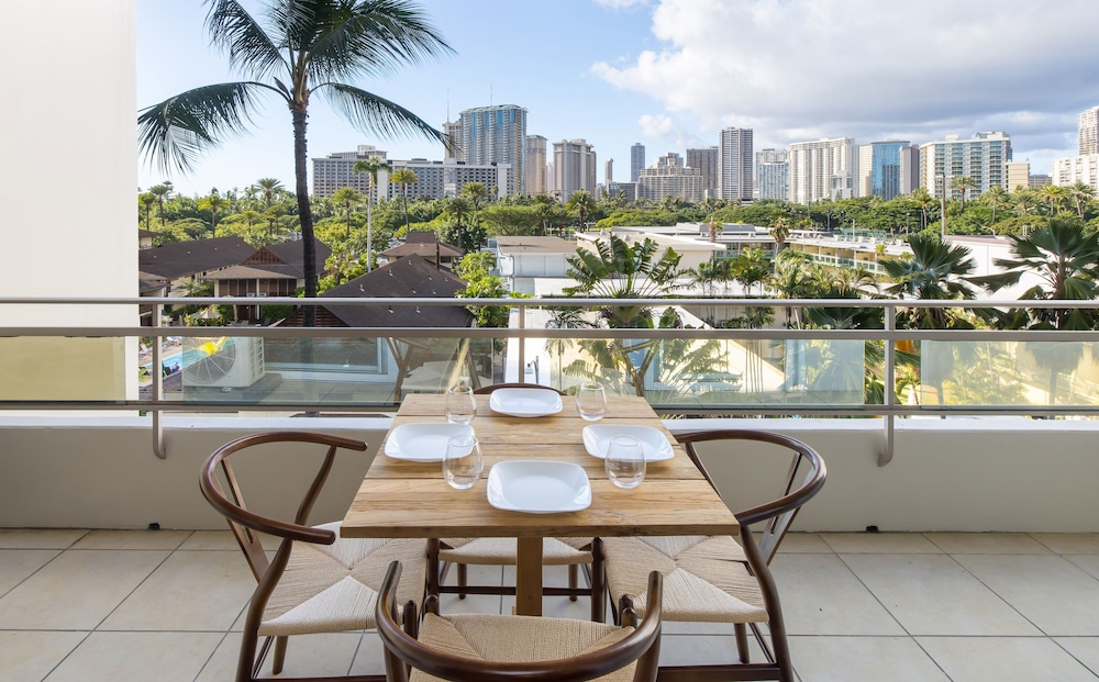 Regency on Beachwalk Waikiki by OUTRIGGER 40/50