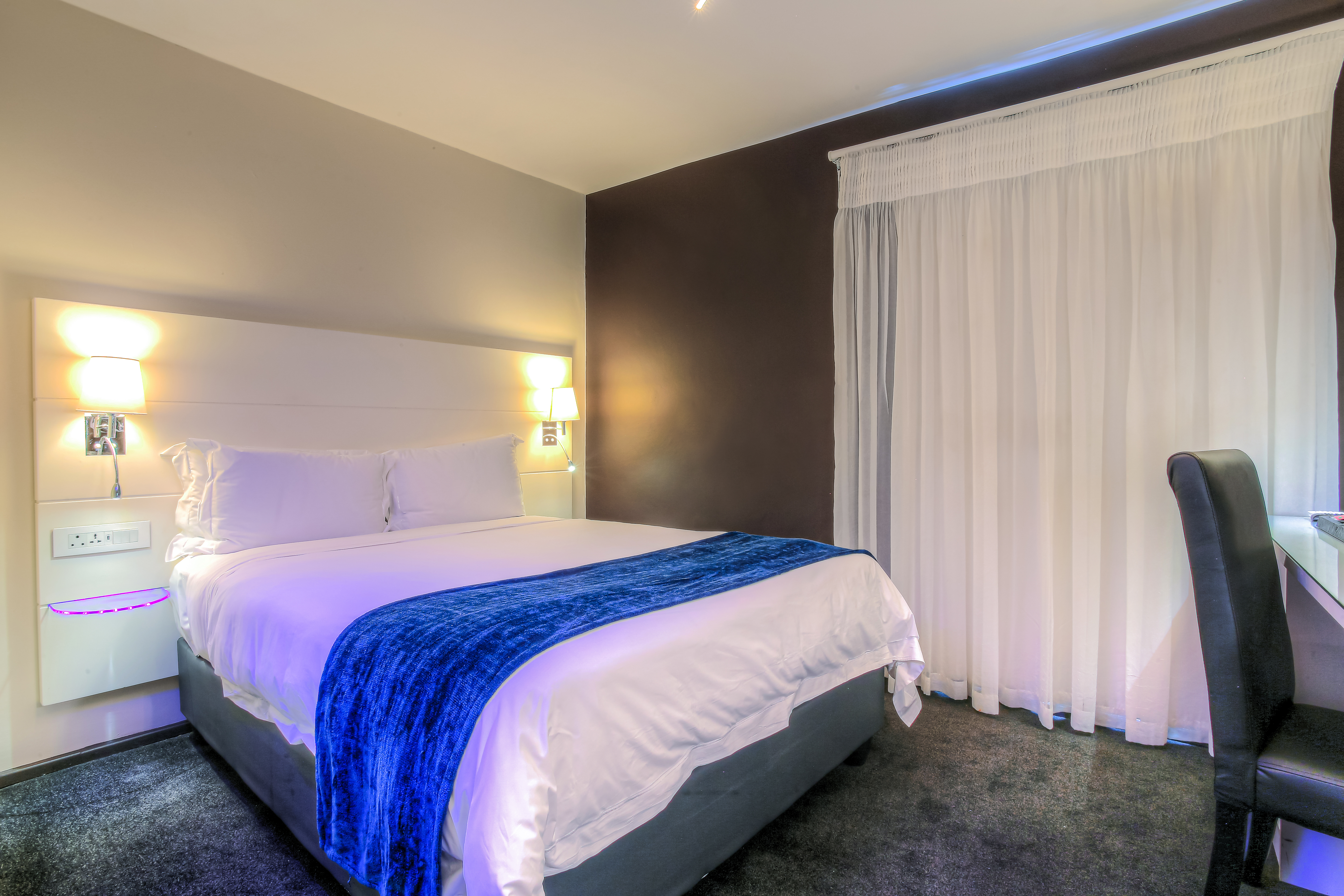 غرفة قياسية بسرير مزدوج، Onomo Johannesburg Sandton Hotel 4/4