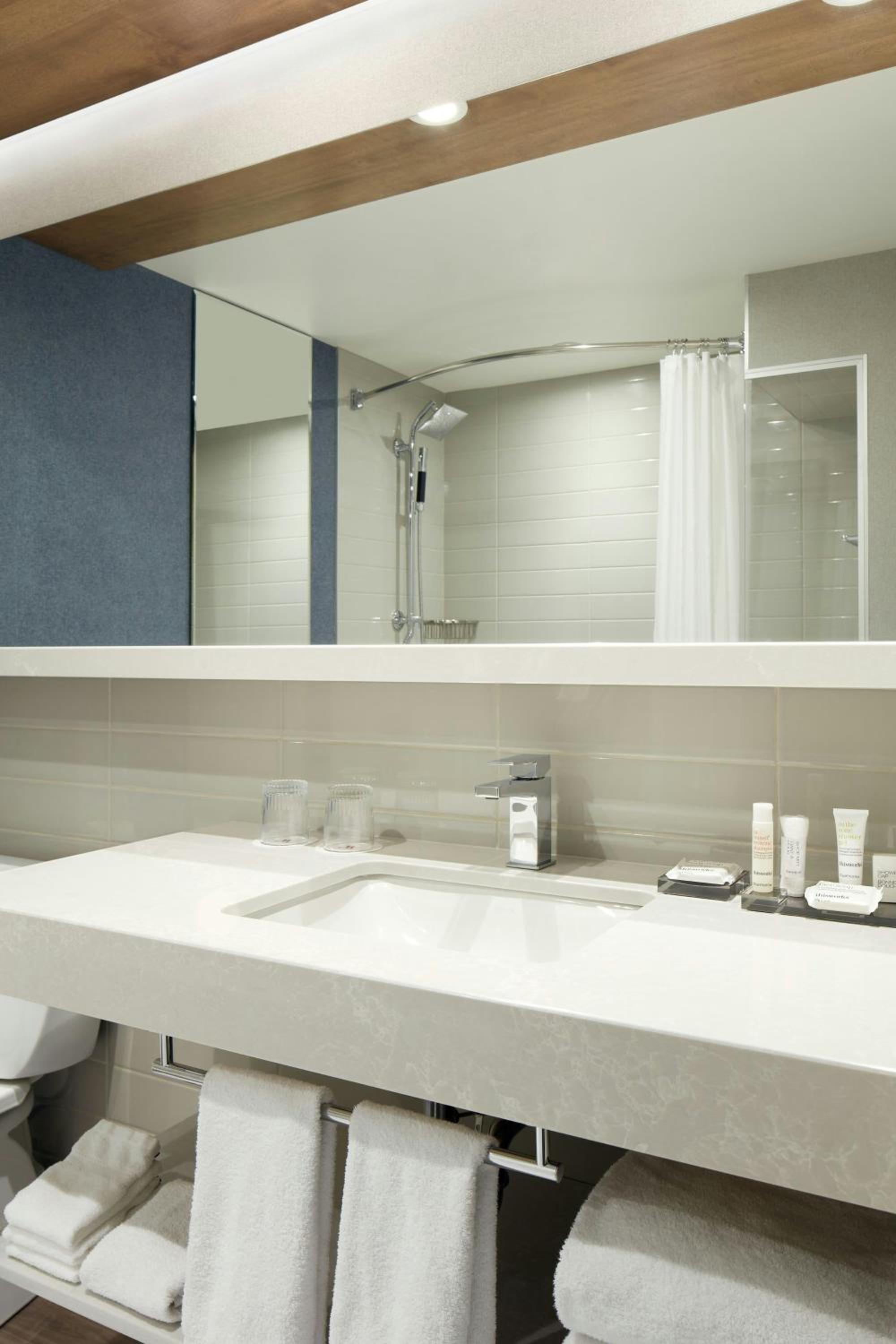 غرفة بسرير كينج وسريرين كوين، Quebec City Marriott Downtown 6/7