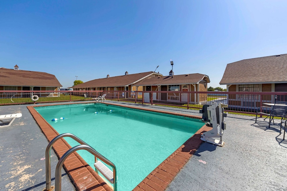 Econo Lodge Pryor 54/58