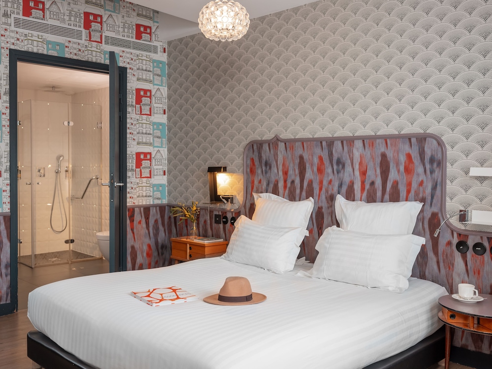 DELUXE, DOUBLE BED