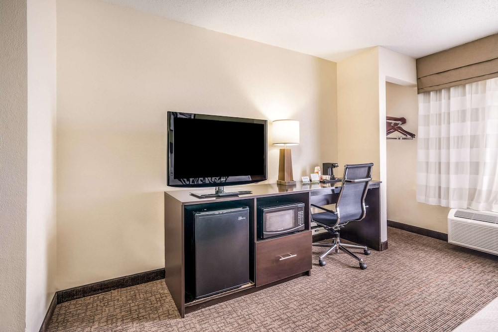 Sleep Inn & Suites Jacksonville Near Camp Lejeune 25/33