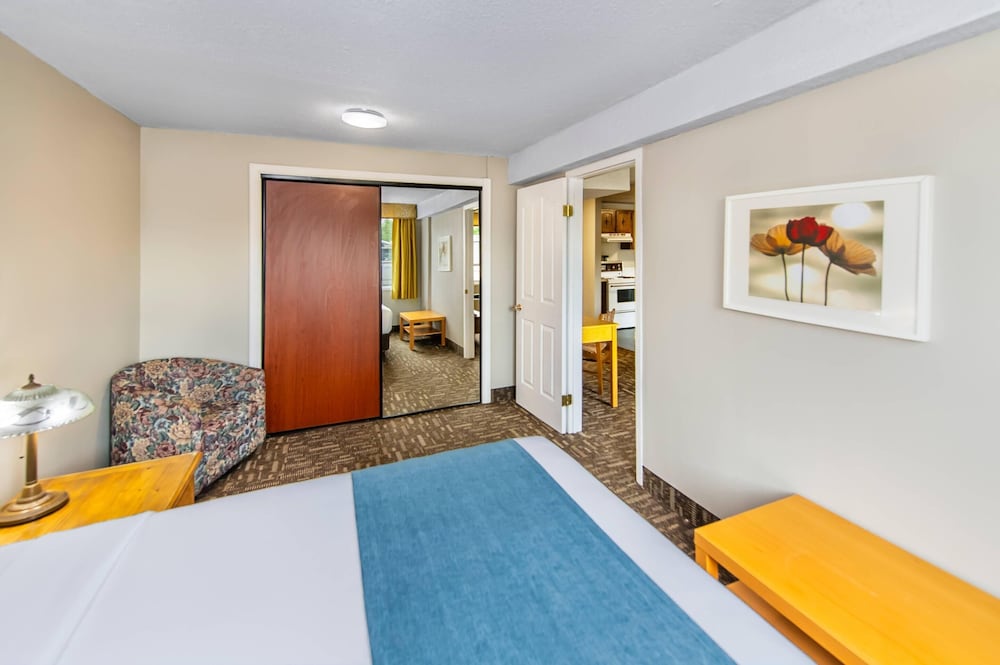 The Crestwood Hotel 26/57