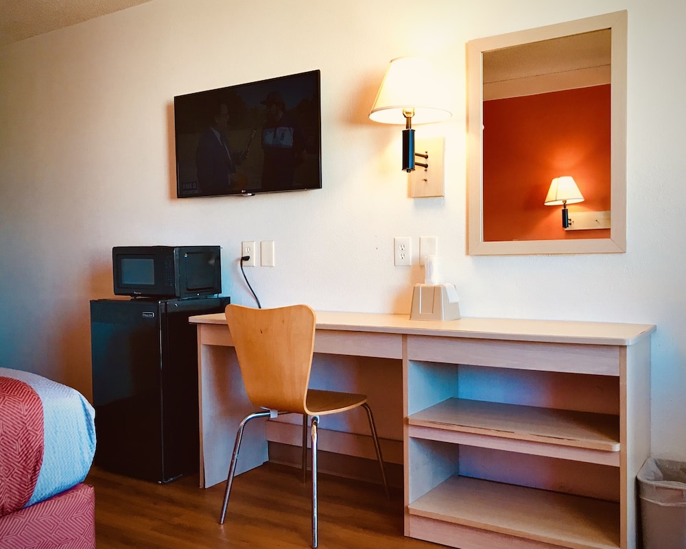 Travelodge by Wyndham Madison Heights MI 37/41