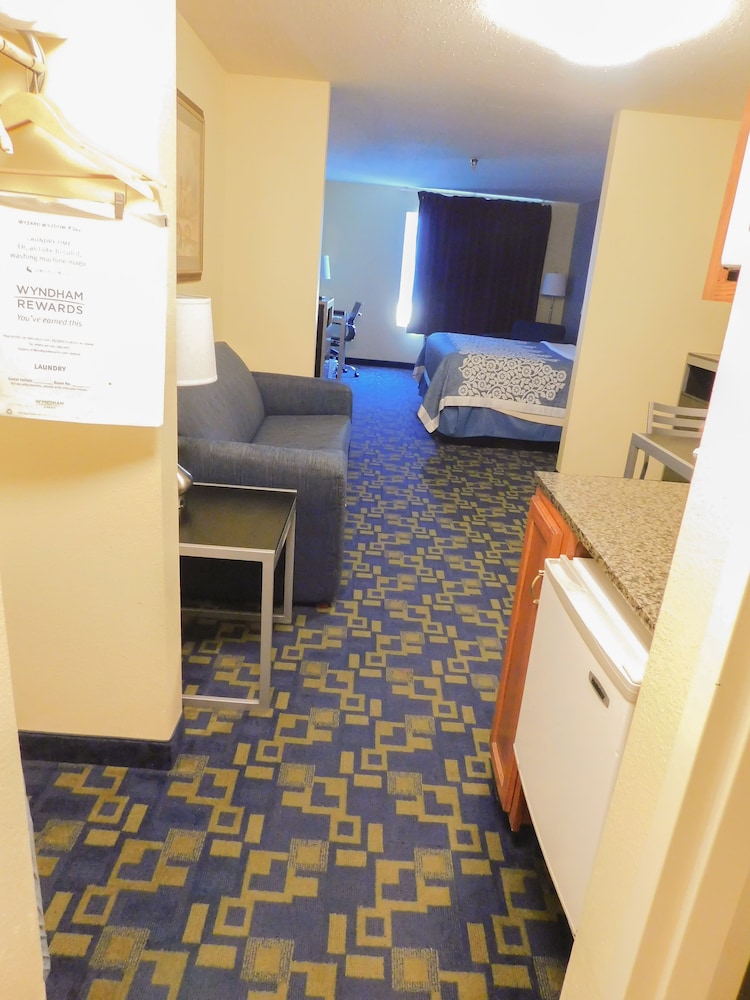 Days Inn & Suites by Wyndham Pocahontas 24/42