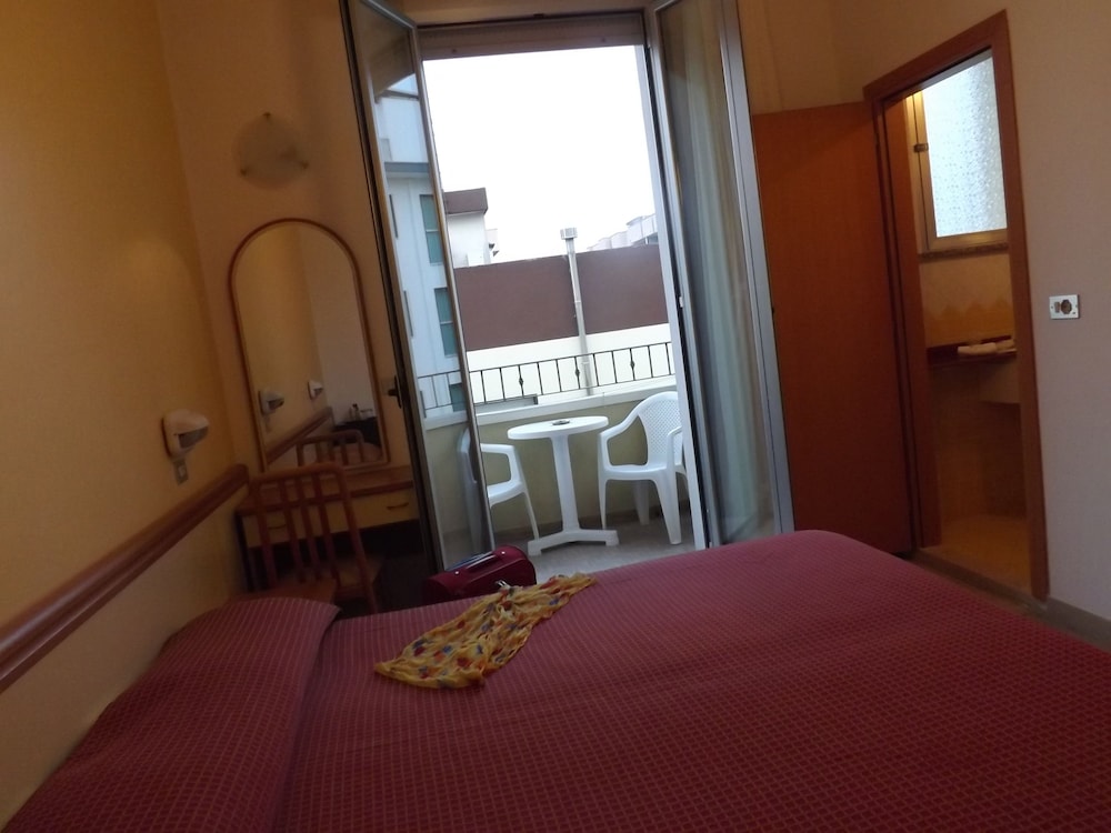 Thea Hotel 8/26