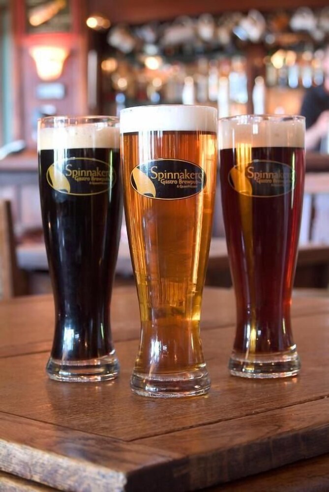 Spinnakers Brew Pub Guest Houses 28/58