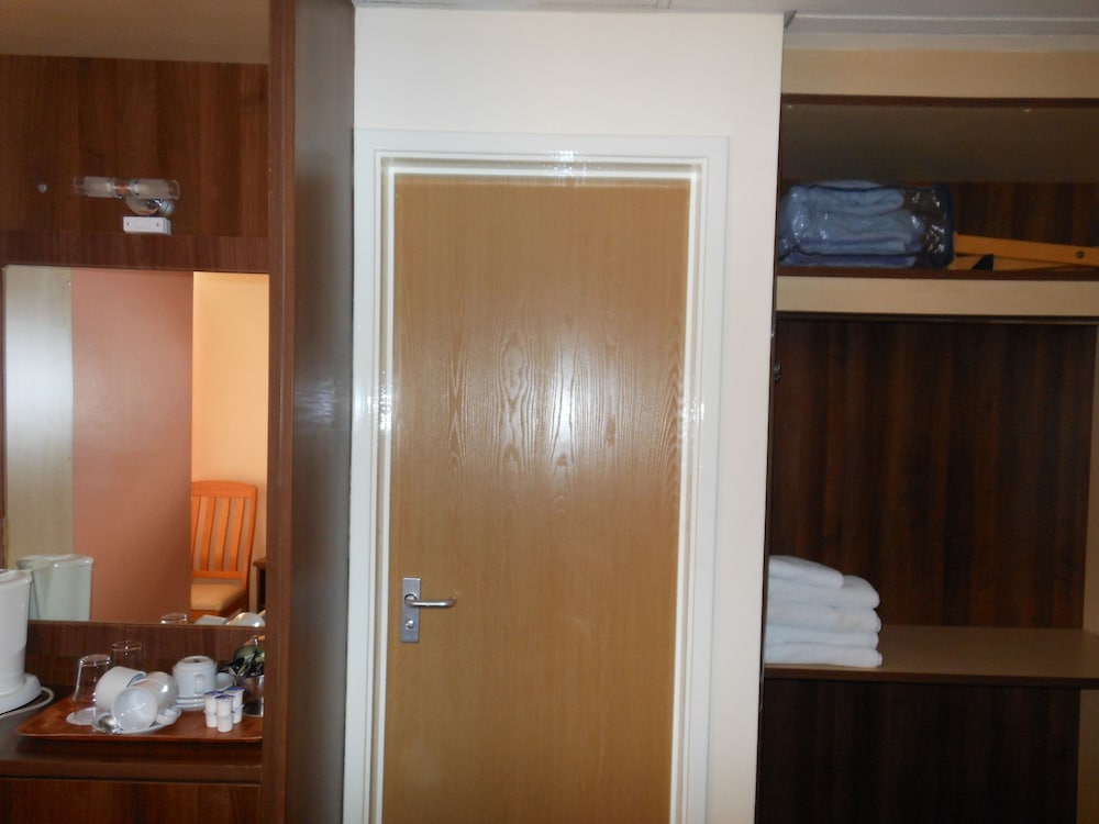 Gatwick Whitehouse Hotel 30/63