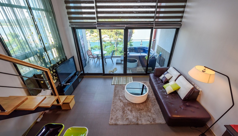 Tongyeong Honey Spa Pension 25/50