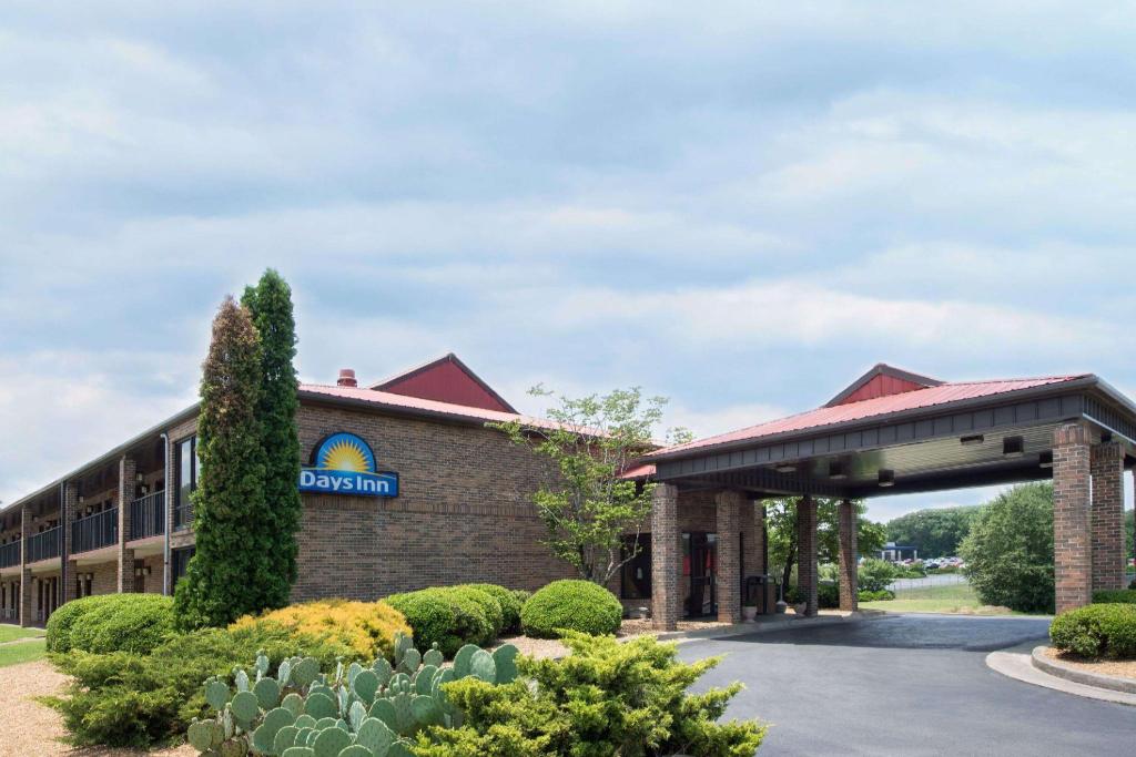 Days Inn By Wyndham Fort Payne 2/27