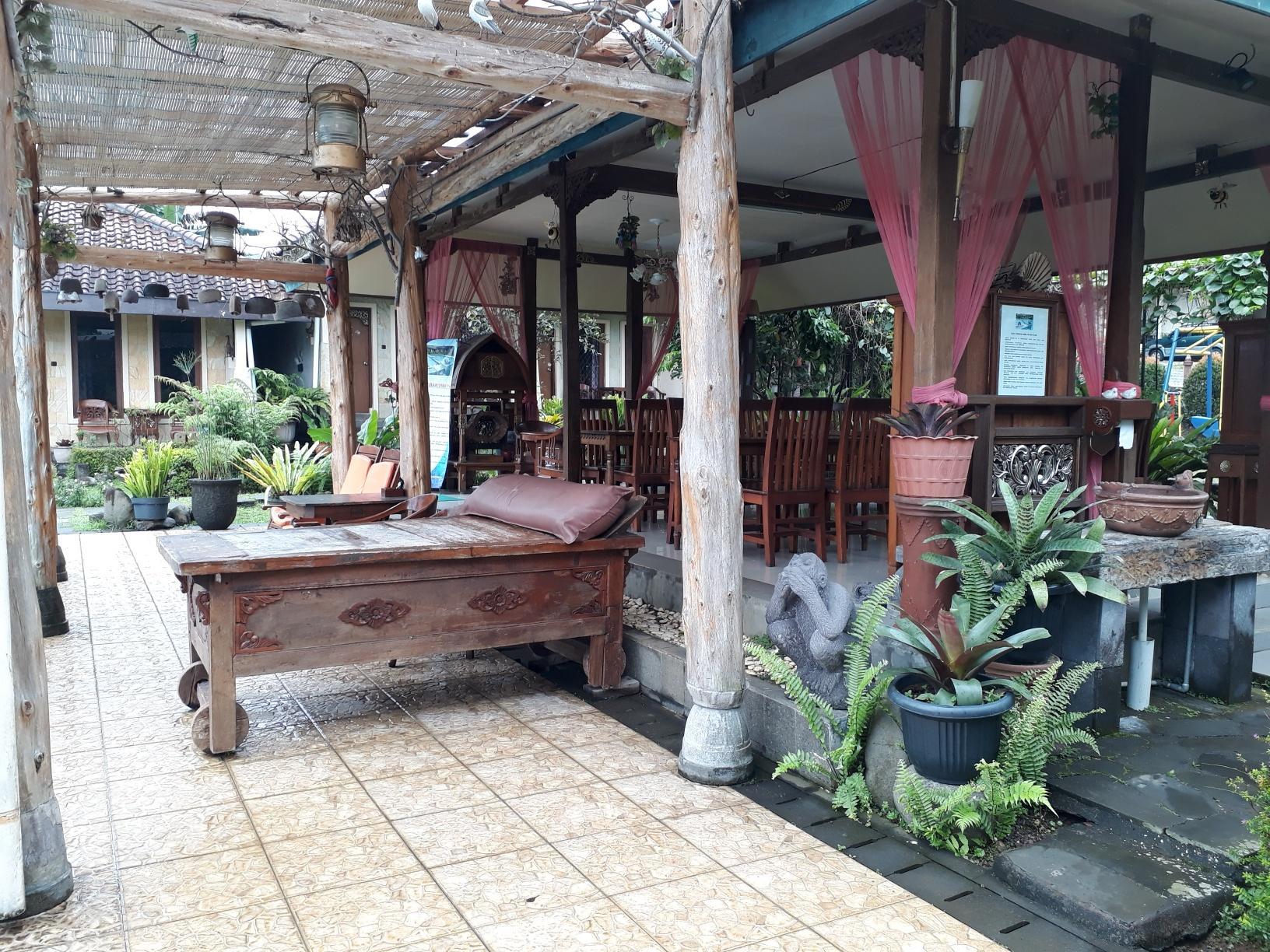 Taman Teratai Hotel 8/50
