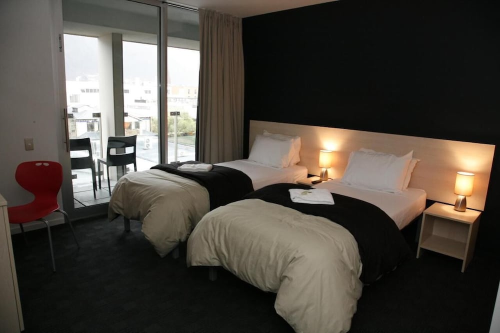 Nomads Queenstown 10/32