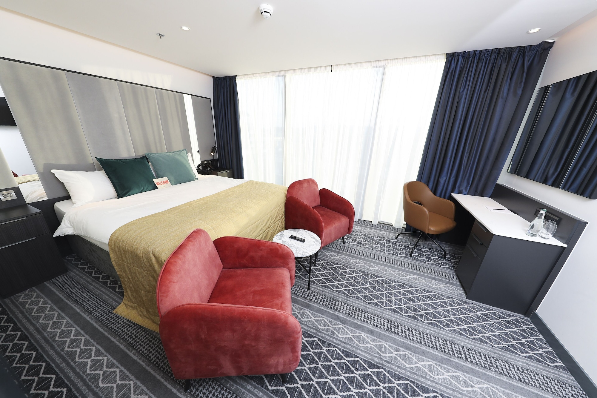 EXECUTIVE, KING BED