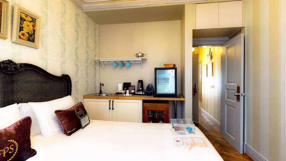 1 BEDROOM, SUITE