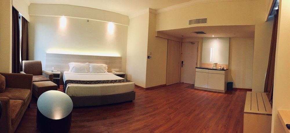 CRYSTAL CROWN HOTEL 18/62