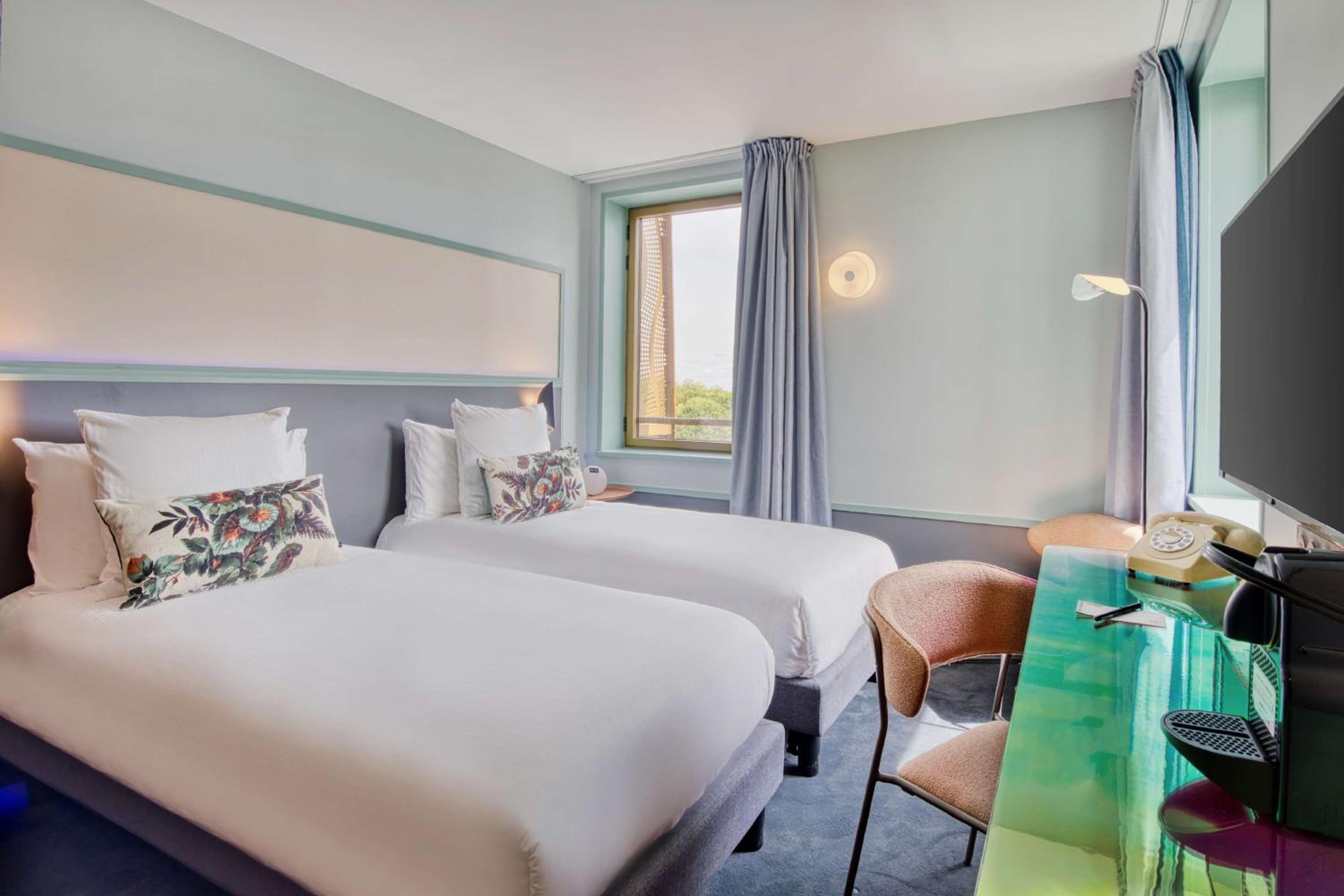 Connecting, Suite, Queen and Twin Beds