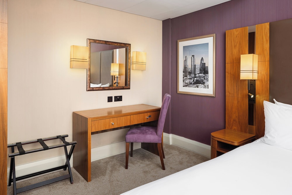 JUNIOR SUITE, QUEEN BED, LIVING AREA