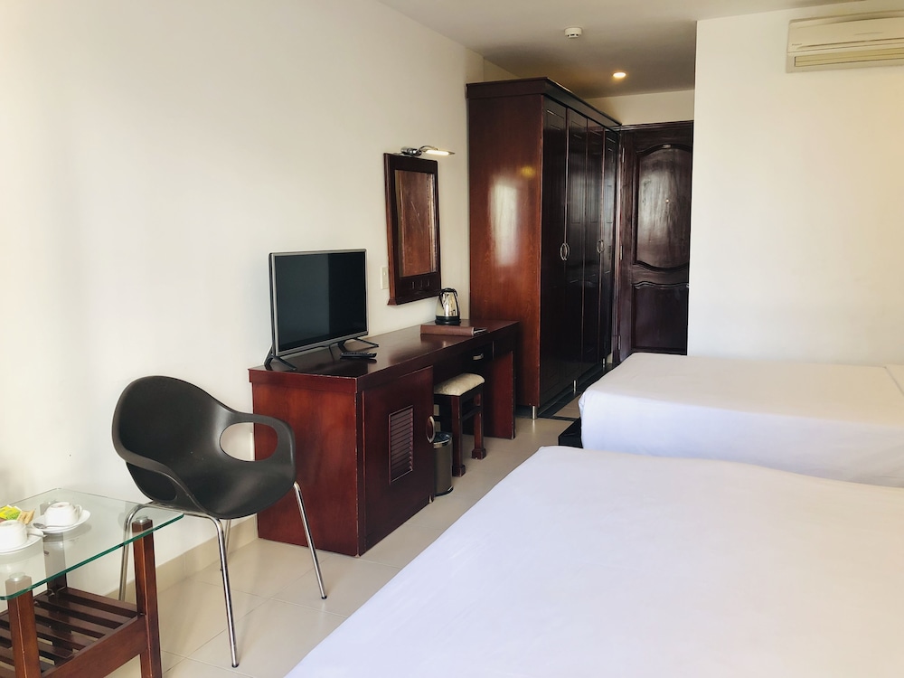 Sunny Hotel 30/54